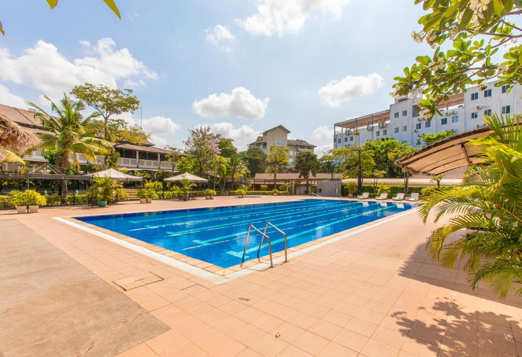 Cambodian Country Club Hotel Phnom Penh Bagian luar foto