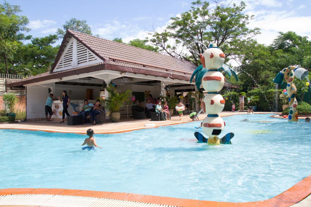 Cambodian Country Club Hotel Phnom Penh Bagian luar foto